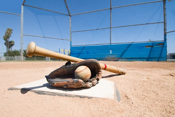 Baseball-Ausrüstung auf dem heimischen Teller — Stockfoto