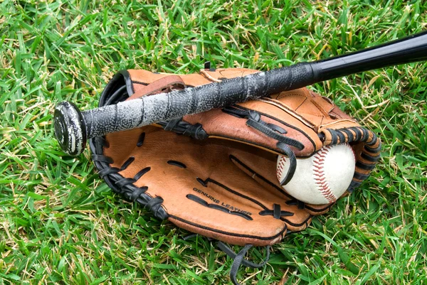 Honkbal apparatuur op gras — Stockfoto