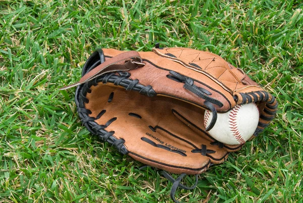 Guanto da baseball e palla — Foto Stock
