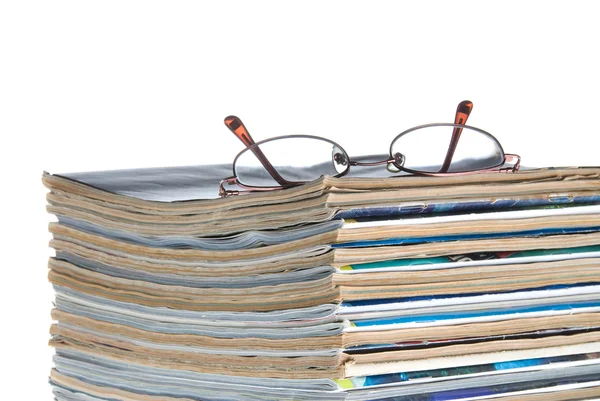 Stack of old magazines & reading glasses — Stock Photo, Image