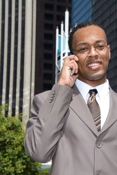 Biznesmen czarny na telefon komórkowy — Zdjęcie stockowe