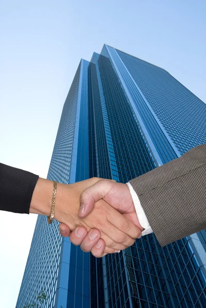 Man and woman shaking hands at business park — Stock Photo, Image