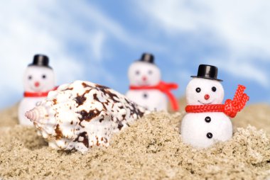 Snowmen on beach clipart