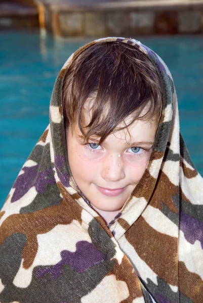 Junge und Schwimmbad — Stockfoto
