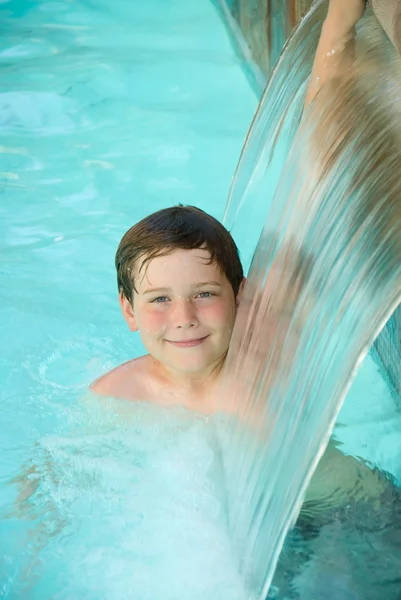 Junge und Schwimmbad — Stockfoto