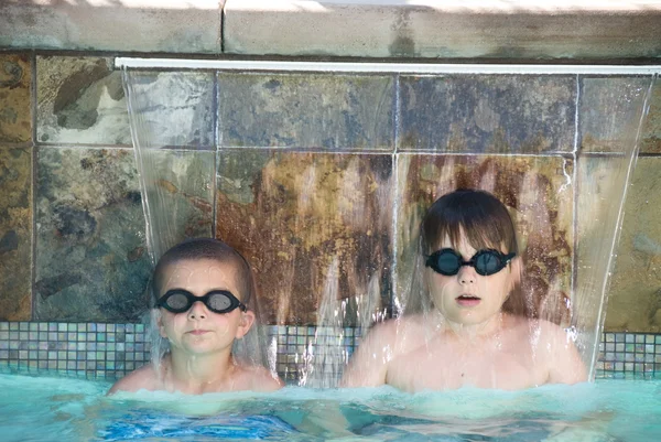 Jungen in einem Schwimmbad — Stockfoto