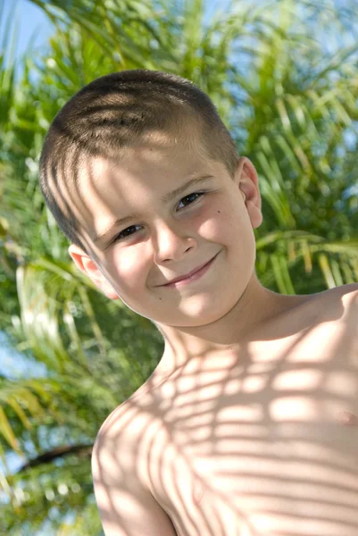 Jovem rapaz ao ar livre — Fotografia de Stock