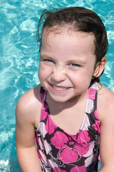 Yüzme havuzunda küçük bir kız. — Stok fotoğraf