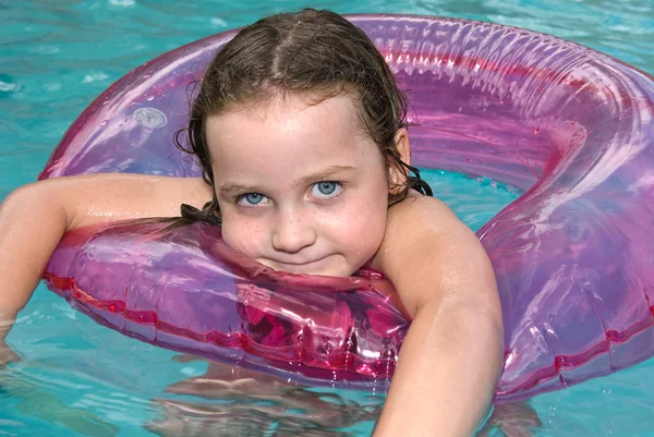 Маленькая девочка плавает в бассейне с платформой — стоковое фото