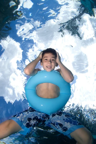 Chlapec plavání a při pohledu pod vodou. — Stock fotografie