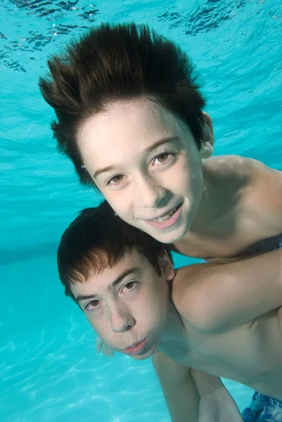 Chlapci v bazénu — Stock fotografie