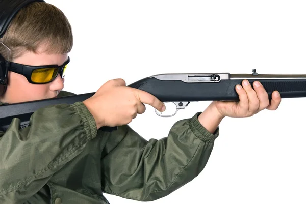 Мальчик и винтовка — стоковое фото