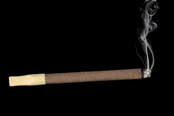Verlichte sigaar geïsoleerd op zwart — Stockfoto