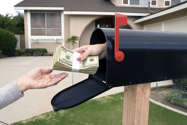 Mailbox handing over money — Stock Photo, Image