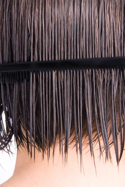 Mujer peinando cabello — Foto de Stock