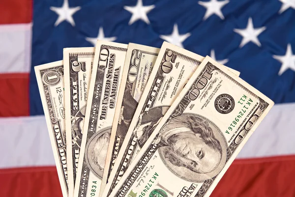 Американская валюта и флаг — стоковое фото