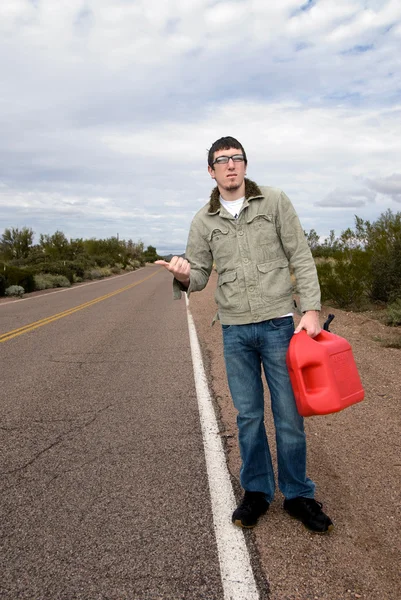 Stranded op weg zonder benzine — Stockfoto