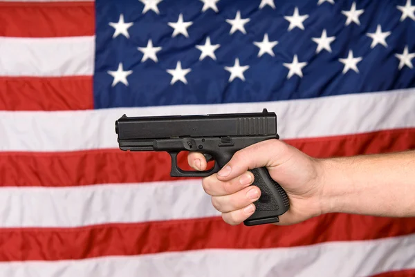 Amerikanska flaggan och pistol — Stockfoto