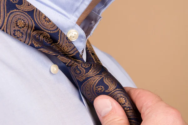 Businessman tying necktie — Stock Photo, Image