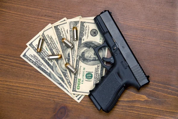 Pistola y efectivo — Foto de Stock