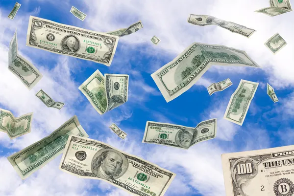 Деньги падают с неба — стоковое фото