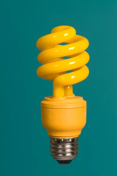 Изолированная желтая лампочка — стоковое фото