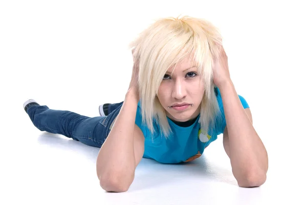 Подросток-блондин лежит на полу — стоковое фото