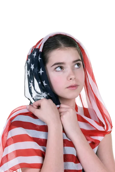 Menina jovem com cachecol de cobertura para a cabeça bandeira americana — Fotografia de Stock