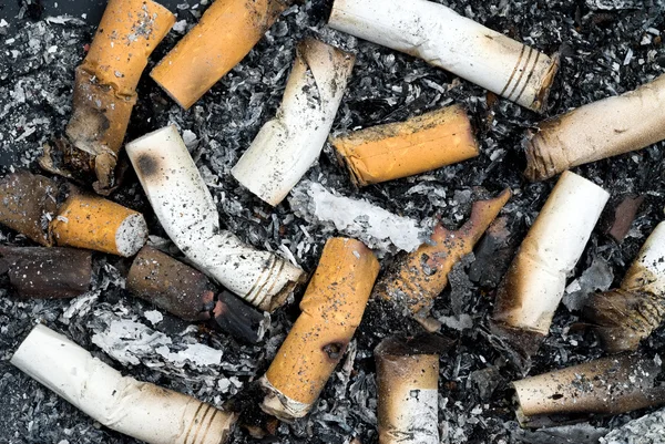 Colillas y cenizas de cigarrillo quemadas —  Fotos de Stock