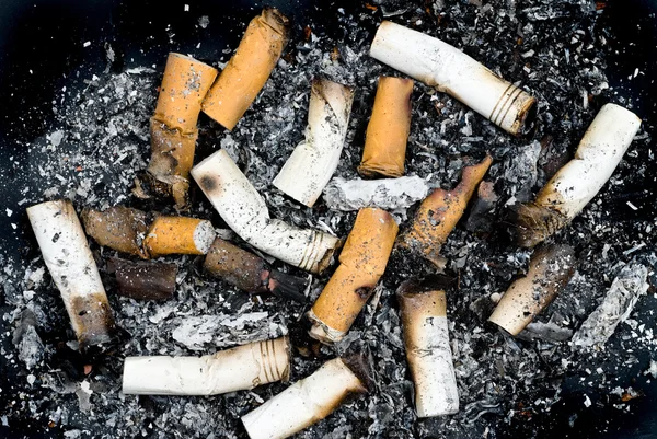 Rabos de cigarro queimados e cinzas — Fotografia de Stock