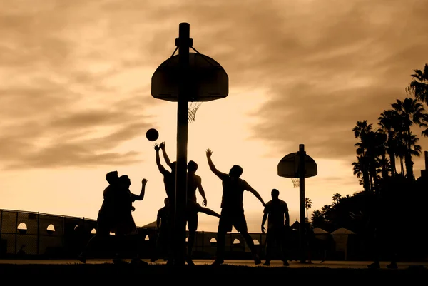 Basketbalspelers bij zonsondergang — Stockfoto