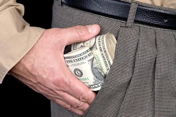 Człowiek farsz wads środków pieniężnych do kieszeni — Zdjęcie stockowe