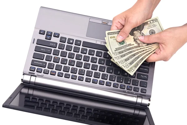 Contando dinheiro no laptop — Fotografia de Stock