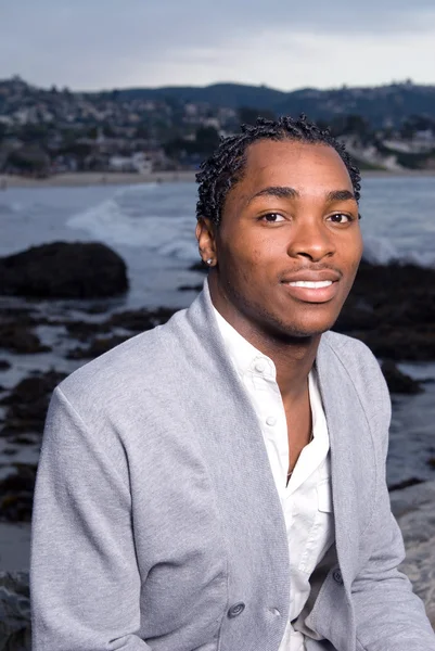Afroamerikanska mannen på stranden — Stockfoto