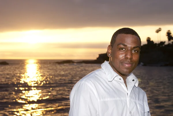 Afryki amerykański człowiek z zachodu słońca — Zdjęcie stockowe