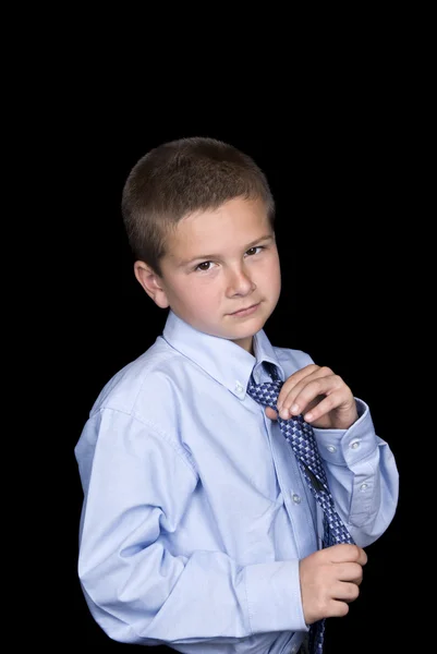 Chlapec si váže kravatu — Stock fotografie