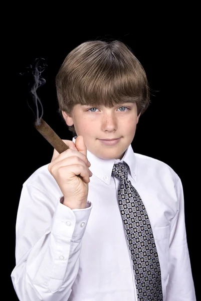 Menino em traje de negócios fumar charuto — Fotografia de Stock