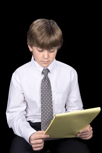 Pojke i business klänning läsa anteckningar — Stockfoto