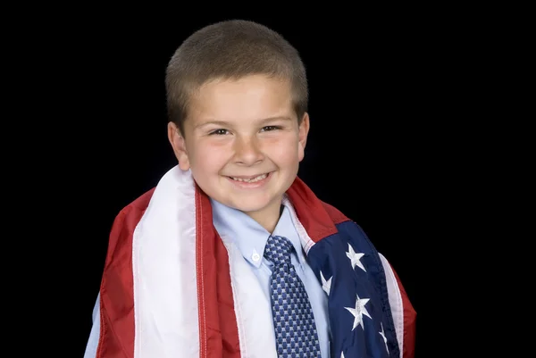 Ragazzo con bandiera americana intorno alle spalle — Foto Stock