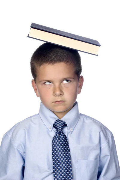 Chłopiec bilansowania książki na głowie — Zdjęcie stockowe