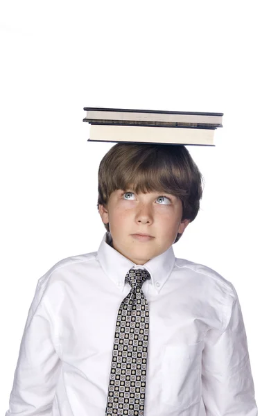 Pojke balanserande bok på huvudet — Stockfoto