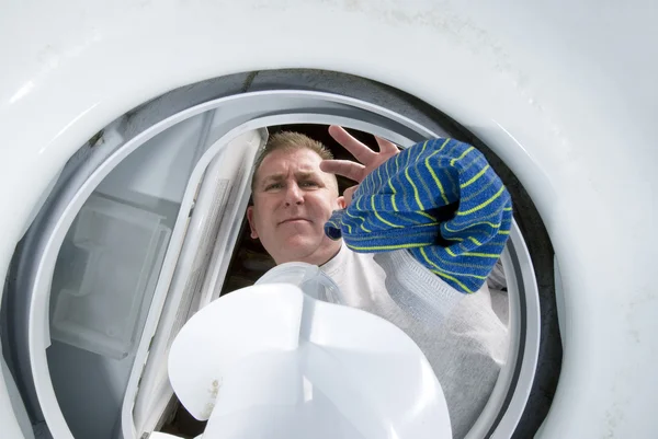 Людина робить прання — стокове фото