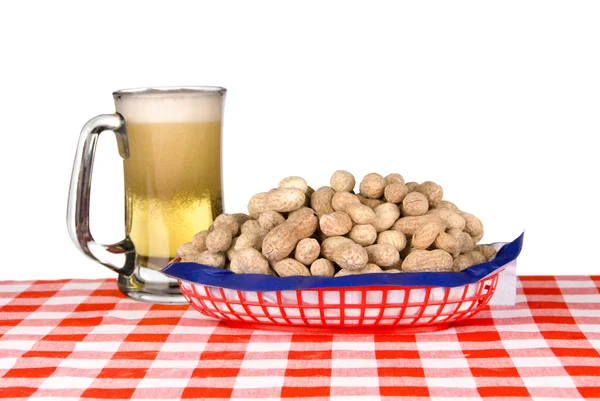 Mandje van pinda's en mok van bier — Stockfoto