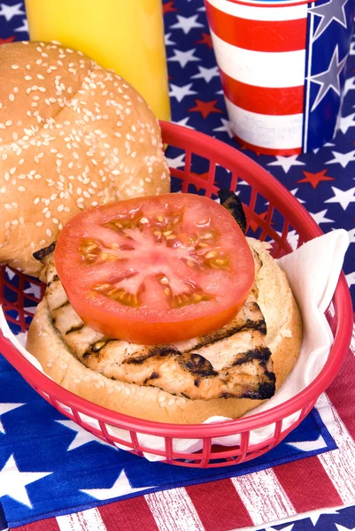 Dört Temmuz tarihinde tavuk burger — Stok fotoğraf