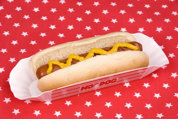 Hotdog con mostaza en mantel patriótico —  Fotos de Stock