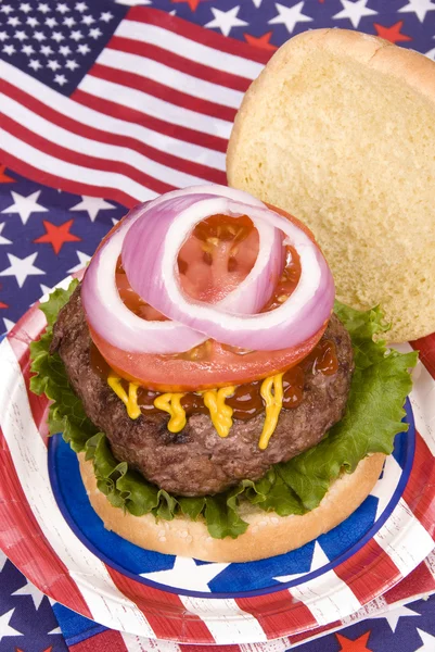 Saftige Viertel Juli Hamburger — Stockfoto