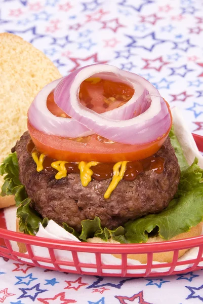 Sappige hamburger op vierde juli — Stockfoto