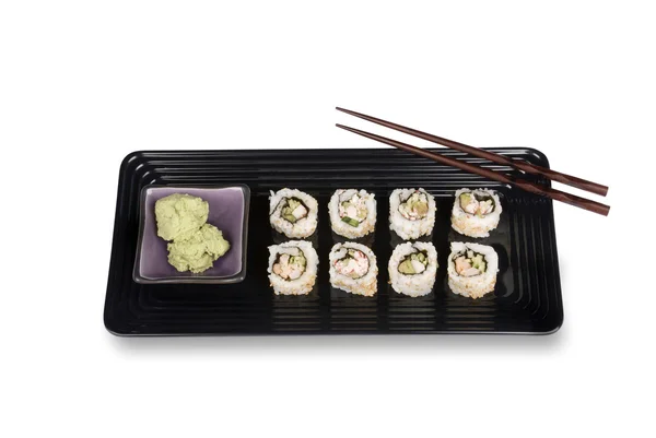 Rotoli di sushi su piatto con bacchette — Foto Stock
