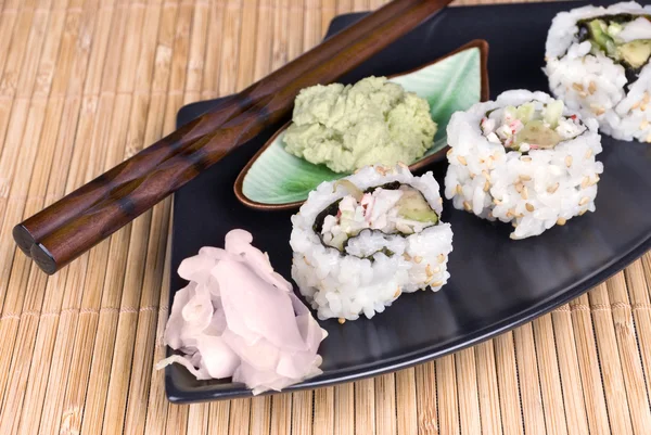 Rolos de sushi com molho wasabi — Fotografia de Stock