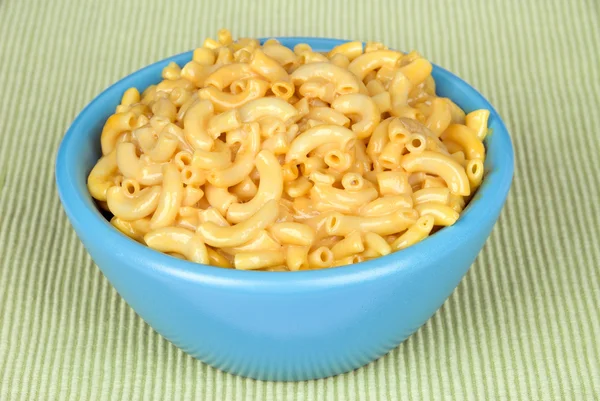 Bowl of macaroni and cheese — Stock Photo, Image